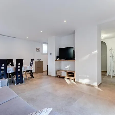 Maison 6 Personnes Avec Jardin Et Parking Prive